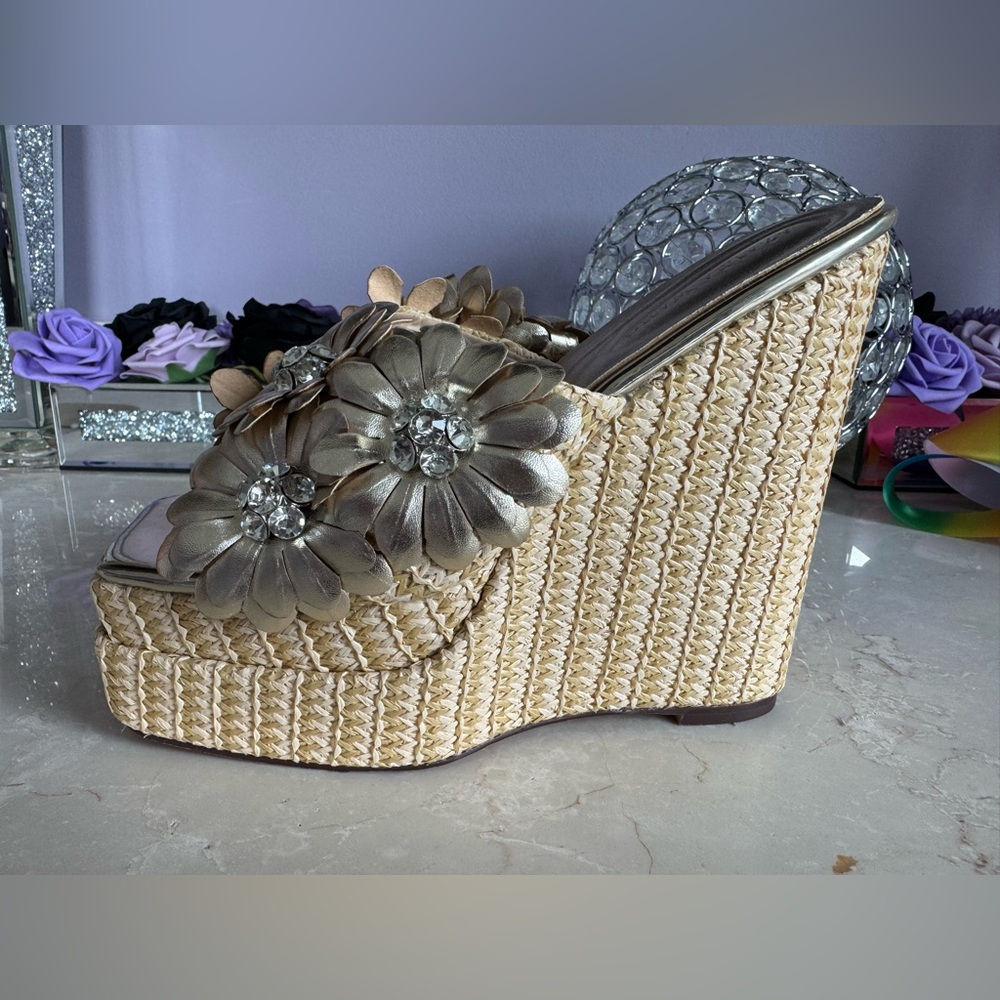 Azalea Wang Gold Floral Platform Wedges Rhinestone Raffia Sandals Size 7 NWT